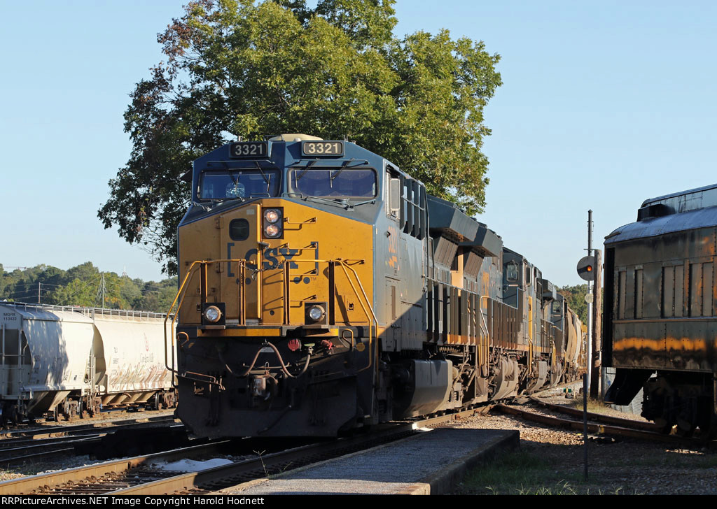 CSX 3321 will lead train F741-18 southbound